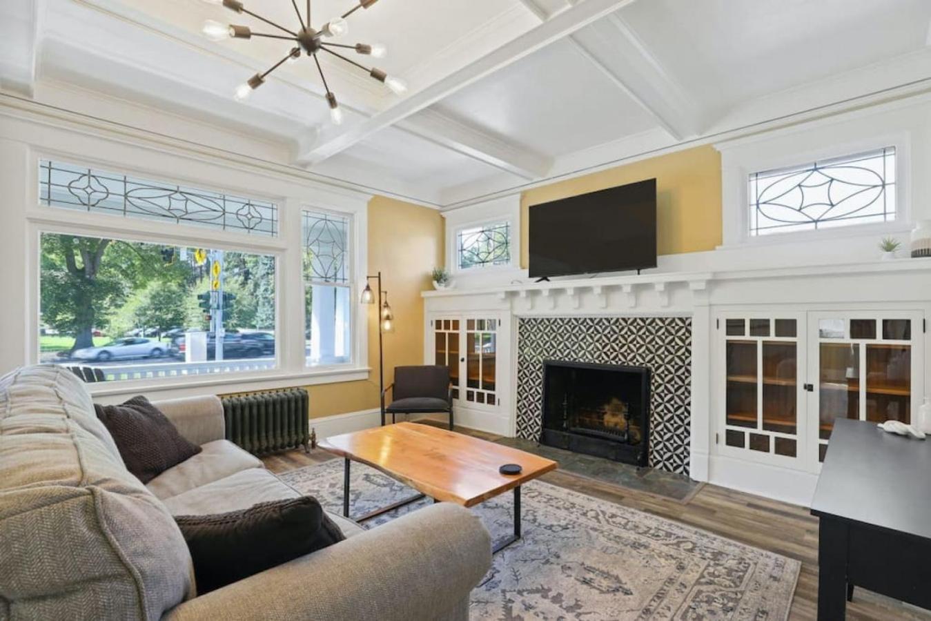 Stunning Craftsman In Manito Free Parking Apartment